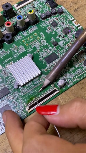 217K views · 1.9K reactions | removing the lvds socket using solder #vod #reels #soket #mainboard #tv #television | Jupri Latua Simbolon | Facebook