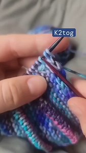 💙 Knit two together vs Knit two together through the back loop 💙 Have you ever wondered what these look like next to each other? Well here you go! Do you notice a difference? Save this post so you remember! | Knitlifeoils