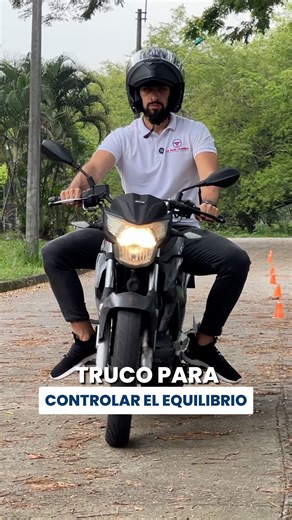 TRUCOS PARA CONTROLAR EL EQUILIBRIO EN LA MOTO🏍️ ¿Sentís que la moto se te va para un lado cuando vas lento o frenás? 😰 Es más normal de lo que crees, pero puedes corregirlo haciendo esto: 🧠 Tener una postura relajada 🦵 Rodillas apretando el tanque 🦶🏻Pies bien ubicados Síguenos para más trucos de moto 🔥 __________ #escueladeconduccion #trucos #tips #conduccion #moto #equilibrio #errores #caidas | Escuela de Automovilismo La Gran Colombia