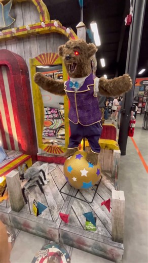 Throwback ‪@spirithalloween‬ video animatronic. #halloween #spirithalloween #animatronics ￼