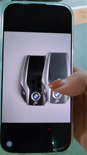 BMW 7시리즈 730Ld xDrive. BMW 730Ld 2022 — Sang trọng đỉnh cao, hiệu năng vượt trội ✨ Đẳng cấp xe hạng sang đầu bảng từ BMW BMW 730Ld 2022 là mẫu sedan dài trục cơ sở (Long Wheelbase) được thiết kế dành cho những khách hàng tìm kiếm: \t•\tKhông gian nội thất rộng rãi \t•\tTiện nghi cực cao cấp \t•\tTrải nghiệm lái êm ái & mạnh mẽ ✔️ Ghế da cao cấp điều chỉnh điện đa hướng ✔️ Hệ thống sưởi & làm mát ghế ✔️ Màn hình giải trí trung tâm lớn, kết nối Apple CarPlay/Android Auto ✔️ Hệ thống âm thanh premi