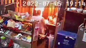 Fire dodge: Street vendor narrowly avoids gas tank explosion