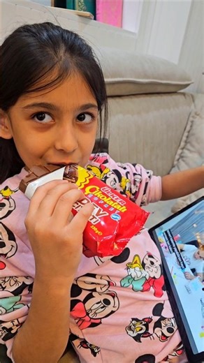 ليليان عم تاكل شوكولاتة وماعم تدرس 🥲