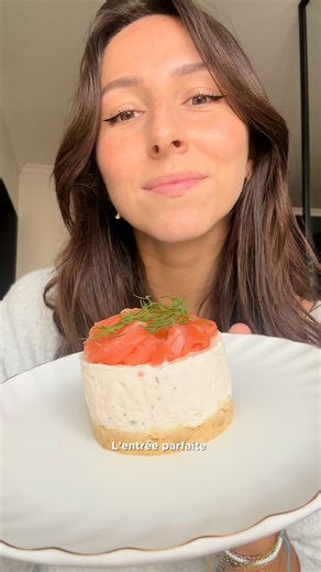 Une entrée de Noël parfaite et rapide à réaliser à l'aide de la Collection Go : le robot multifonction MultiPro Go qui mixe et hache en un temps record, et le batteur QuickMix Go qui préparera vos plus belles chantilly. ✨ Pour en savoir plus : https://bit.ly/4ai861M Ingrédients (4 personnes) : - 60g de biscuits salés type tuc ou crackers - 25g de beurre fondu - 150g de fromage frais - 120g de ricotta - 4 tranches de saumon fumé - 130ml de crème liquide entière bien froide - 1 c. à café de jus de