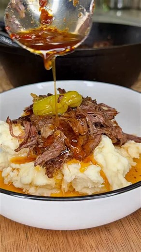 Comment RECIPE 🇮🇹 🥩 🧈! This was DEVOURED in my home. It’s seriously THE BEST Sunday Italian Beef Roast! 😳 if you don’t have a cast iron skillet just use any pan you have that goes from the stovetop into the oven! The flavor is just chefs kiss with just a few ingredients you probably have already! Baby it’s cold 🥶 outside… perfect timing! MAKE ITTTTT! #sundayroast #italianbeef #potroastdinner @campbells @delallofoods | Melissajorealrecipes