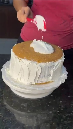 Preparando una hermosa torta de cumpleaños | Dulcemente