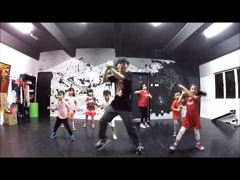 Crazy Frog - Jingle Bells (Christmas Kids Dance)