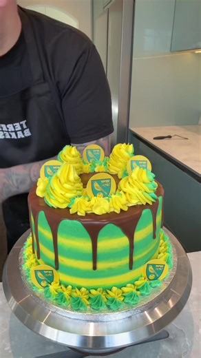 Drip Cake Tutorial: Easy Cake Decorating Techniques