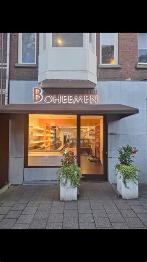 Avondje uit met de Stichting! 🤪 Workshop Banketbakkerij Boheemen, Bossche Bollen maken #bosschebol #banketbakkerijboheemen #workshop #tranengelachen #nauwkeurig #lekker #handwerk #dagjeuitmetdestichting | Ons Mam Naaldwijk