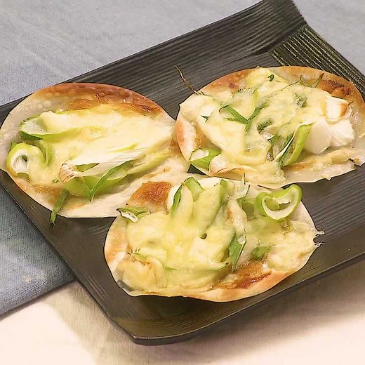 のせて焼くだけ！ 餃子の皮でねぎ味噌ピザのレシピ動画・作り方 | デリッシュキッチン