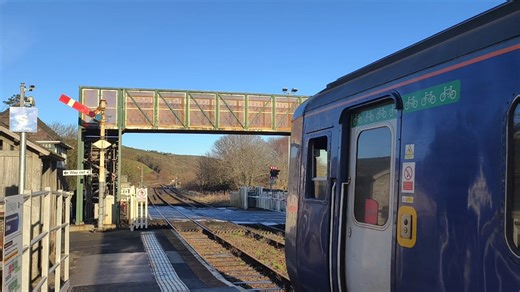 英国北方铁路 class156在使用臂板信号机和路签的 St bees 车站出站