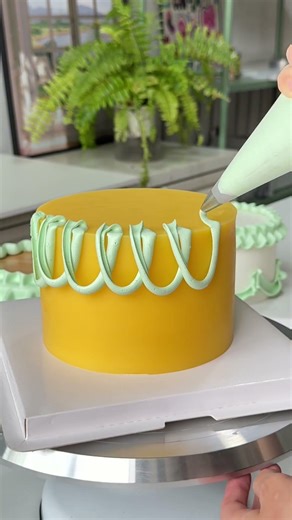 Cake tutorial, piping tips, cake making, video tutorial, 3-piece set (bottom left corner)