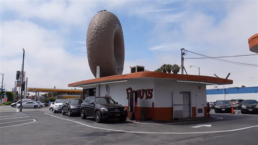 Visiting LA’s most famous donut shop – Randy’s Donuts