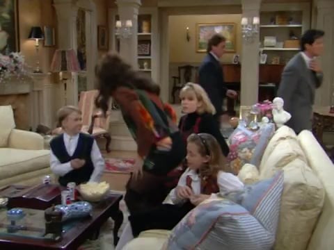 Die Nanny - Staffel 2 - Folge 12 (Krach und Versohnung)