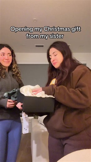 I loved it so much 😭😍@Pau Torres | opening christmas presents