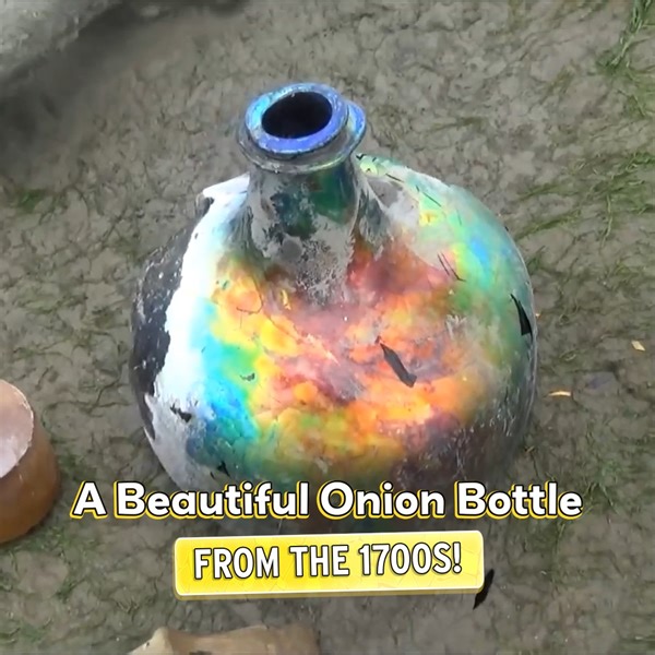Discovering A Beautiful Onion Bottle From The 1700s! | Nicola White Tideline Art