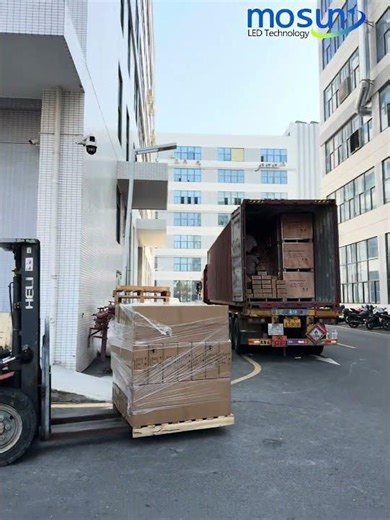 Solar street light loading containers day✊