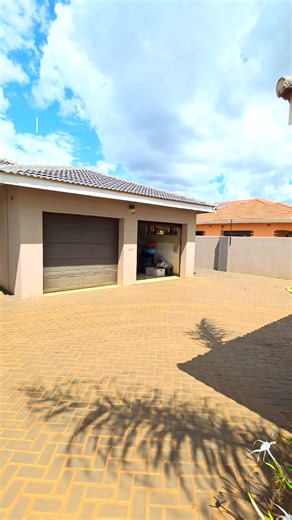 🏡 Sandton | $160,000 Spacious 5-bedroom home on 1,250sqm (450sqm built-up). Master suite with walk-in closet & jacuzzi, 3 bedrooms ensuite, 2 lounges, dining room, modern kitchen with scullery, and 3 verandas. ✨ Extras: 10kVA solar, borehole, electric fence, CCTV, automated gate & pergola. Comfort, space & security in one package. #fyp #realestate #property #tatendatherealtor #zimbabwe