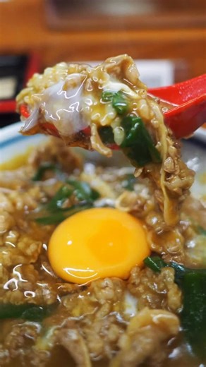 naha.nata／美味しいもの巡り on Instagram: "多くの芸人さんも通われる大阪を代表するうどん屋さん。なんばに行ったら必ず食べようと思ってたお店にやっと行くことができました。 『大阪うどん いなの路本店』 大阪市中央区千日前1-8-2 日-水11時-20時／金土11時-22時 木曜定休／日本橋駅から徒歩すぐ いなの路といえば肉うどん。ダウンタウンの二人も大好きという伝説の味を食べようと思ってましたがメニューを見ると肉吸いが！大阪のソウルフードを食べたしさあどうしようと考え、今回はこの二つに決めました。 「肉吸い(豆腐・玉子)」1,210円 「カレー丼」1,100円 登場した肉吸いは想像以上。サイズがでっかい！やさしい出汁の香りと立ち上る湯気は腹ペコのお腹を刺激しまくり。続いてカレー丼も登場。生卵が割られてて見た目でノックアウト！こちらもいい出汁の香り。 肉吸いのやさしすぎる味わい。肉の甘味、関西風のお出汁の旨み。カレー丼も心に染み渡るおいしさ。関西の出汁文化を存分に楽しめる。昼からこの興奮は危険すぎ。笑顔と力をもらいました！ #いなの路 #うどん屋さん #大阪うどん 