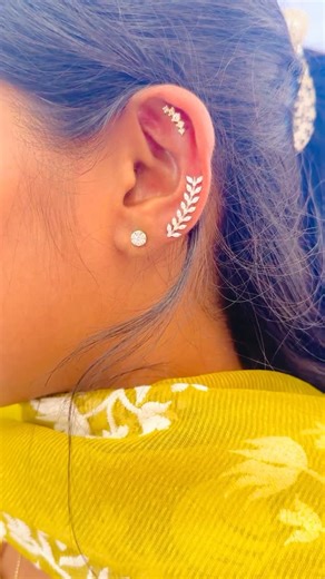 SAKTHI JEWELLER-TIRUPUR on Instagram: "A perfect blend of minimal charm and modern elegance, this styling features a delicate second stud paired with a graceful leaf-pattern helix stud. The sparkling round stud adds subtle brilliance, while the sleek helix design enhances the natural curve of the ear with a trendy, layered look. Designed for everyday comfort and effortless style, this combination is ideal for those who love soft glamour with a contemporary touch. Whether for casual wear or speci