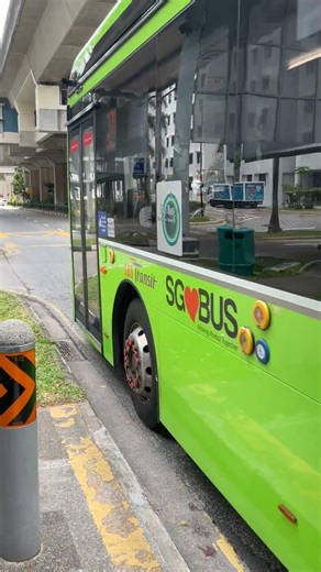 Cameo! SBS Transit BYD BC12A04 Zhuhai Electric 3 Door Departing Bus Stop SG3187M