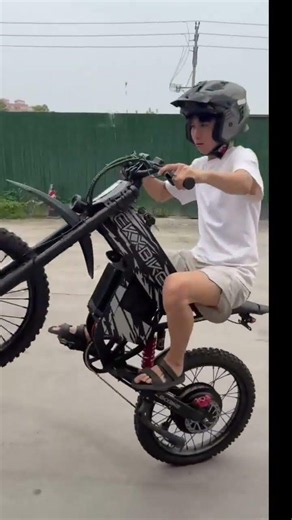 This e- Motor bike absolutely knows how to perform! 🤯
