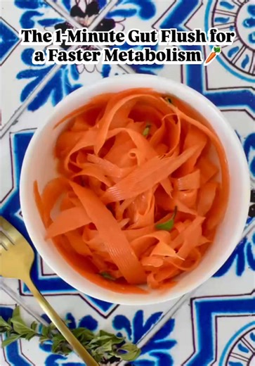 𝐑𝐚𝐲 𝐏𝐞𝐚𝐭’𝐬 𝐂𝐚𝐫𝐫𝐨𝐭 𝐒𝐚𝐥𝐚𝐝 🥕🥕🥕 The only “Salad” I eat on an Animal Based diet... and here’s why. 🥕🥩 Most veggies are loaded with defense chemicals and fibers that cause major bloat. But the Ray Peat Carrot Salad isn’t food—it’s a metabolic tool. When you’re healing your metabolism, your biggest enemies are Endotoxins (LPS) and Excess Estrogen. These toxins leak through the gut, spike cortisol, and block your liver from producing active thyroid hormone (T_3). The “Internal Sc