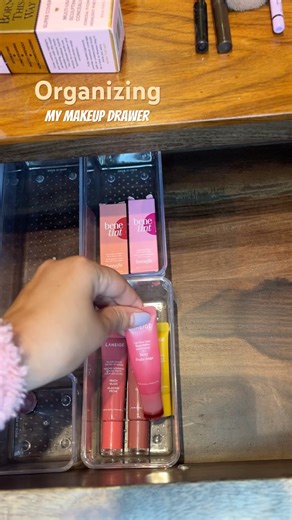 Organizing my makeup drawer 💄 #organizing #makeup #viralshorts