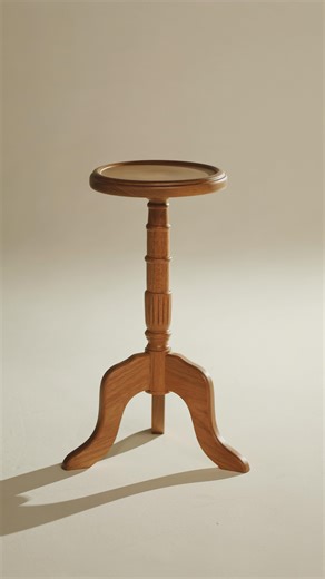 Paschoal Bianco on Instagram: "A Mesa Lateral Wine Table apresenta um desenho clássico de leitura leve, com base torneada e proporções precisas que valorizam a marcenaria. Pensada como apoio pontual, ela se integra ao ambiente com naturalidade, acompanhando diferentes usos e composições sem interferir na fluidez do espaço. Disponível à pronta entrega, com condição especial por tempo limitado. #designatemporal #mesalateral #marcenaria #interioresclassicos #designbrasileiro"