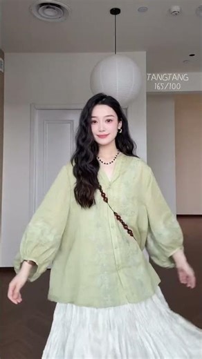 The Perfect Spring Color Palette: Light Green & Off-White
