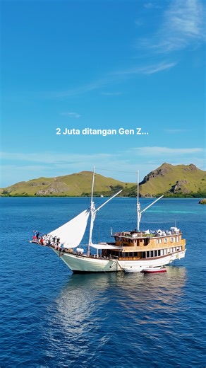 OPEN TRIP LABUAN BAJO | KOMODO | SUMBA | RAJA AMPAT | DERAWAN on Instagram: "Open trip Labuan Bajo adalah cara Gen Z mengubah 2 jutaan jadi kenangan seumur hidup. 💸✨ Daripada habis buat checkout keranjang oren yang gak jelas, mending wisata Labuan Bajo murah ini! Dengan budget segitu, kamu udah dapet: ⛵️ Hidup ala sultan di kapal Phinisi (Liveaboard). 🏝 Foto estetik di Pink Beach & Pulau Padar. 🐬 Ketemu lumba-lumba di laut lepas. 🛶 Main kano sepuasnya di air sebening kristal. Investasi memor