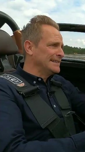 Spannendes Wettrennen Auto vs. Motorrad: Matthias bleibt auf der Strecke 😂 | GRIP #shorts