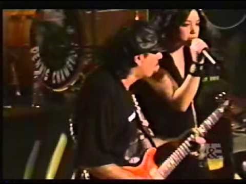 Michelle Branch & Santana The Game Of Love Live @ A&E 20021017)