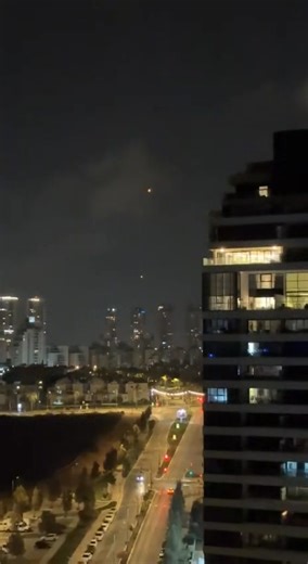 En ce moment dans le ciel d'Israël 🇮🇱 l'Iran envoi des missiles sur les civils Israéliens pendant que des milliers d'internautes écrivent des commentaires pour souhaiter la mort aux juifs et à Tsahal-Armée de Défense d'Israël qui défend les Israéliens juifs, musulmans, chrétiens et autres ainsi que les palestiniens qui sont attaqués par l'Iran. Réveillez vous ! | Israël Info En Français