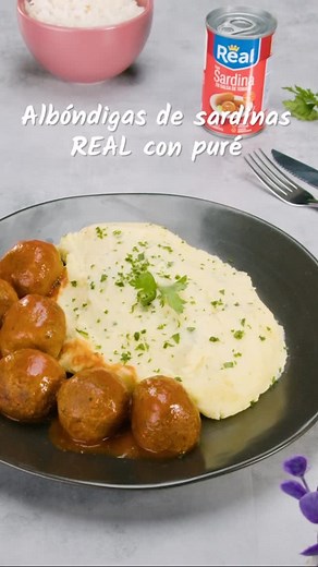 1.2K views · 2.3K reactions | ¡Convierte un plato clásico en algo extraordinario y nutritivo con Sardinas Real! ‍Para preparar estas deliciosas albóndigas con puré, necesitarás: 1 lata de Sardinas Real 1 huevo Pan rallado Queso parmesano Perejil Sal Pimienta Papas Leche tibia Mantequilla Aceite ¡Comer bien también puede ser fácil y delicioso! Cuéntanos si te animas a prepararlo. #Recetas #Ecuador #ODS3 #PasiónPorAlimentarElFuturo | NIRSA | Facebook