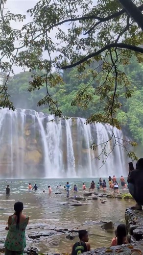 티누이완 폭포(Tinuy- an Falls) 민다나오 남부 섬 수리가오 비슬릭(Bislig)에 위치한 세계적으로 유명한 관광 명소 ~