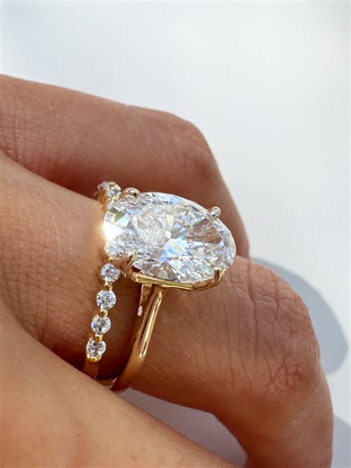 Trying to choose the right carat size for your oval diamond engagement ring? Ovals are opulent in every size, and the best carat size is the one you want! Consider your finger size and band width when choosing your perfect oval diamond size. Scroll through to see oval cut solitaire engagement rings from every angle: 5 carat oval on a 2 mm band 3 carat oval on a 4 mm band 1 carat oval on a 1.5 mm band Shown on a 5 size finger #ovalcutdiamond #ovalcut #ovaldiamonds #solitaireengagementring