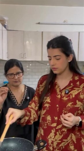 Kaashni Kapoor on Instagram: "I’ve wanted to cook for as long as I can remember, but never really got to it. With 26 days left for my 26th birthday, watch me learn my way around the kitchen over these 26 days from my talented mumma 💗 DM/Comment for the recipe 🤭"
