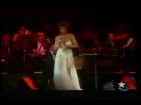 Shirley Bassey - Kiss me honey honey