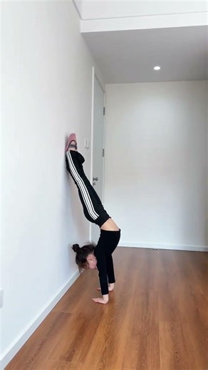 Little splits easily take #The combination of strength and flexibility#Inverted splits#Cor
