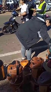 #virales Mujer se resiste a entregar su motocicleta a la Policía Municipal de Tránsito ➡️ Un momento de tensión se vivió durante un procedimiento de control vehicular cuando una mujer se negó a entregar su motocicleta a agentes de la Policía Municipal de Tránsito (PMT) 👇 #radiodigitaldeleste #cabledigitaldeleste | SOL TV - Tu Canal