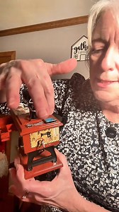 A tiny keepsake that warms any room the moment it plays. This vintage-style sewing machine music box charms with soft movement, classic melody, and thoughtful details that make it feel personal and gift-worthy. Wind it, open the drawer, and let the gentle tune lift your mood ➡️ | Tasutterr