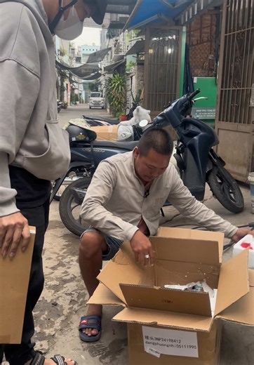 Unpacking and Assembling a Cub 125cc Motorcycle Engine