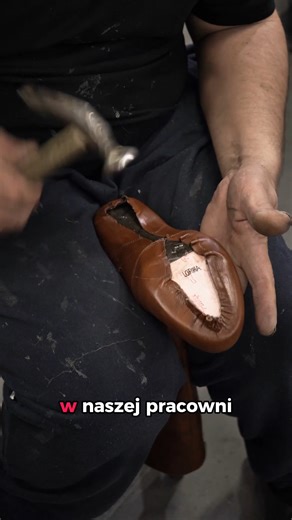 Zobacz jak powstają nasze bestsellerowe kozaki. 👢 Każda para którą tworzymy w naszej pracowni to efekt wielu godzin pracy najlepszych rzemieślników - szewców i cholewkarzy którzy każdego dnia dbają o komfort i wygodę Twoich stóp. Doceniasz pracę ludzkich rąk❓ Zostaw miłe słowo dla naszych rzemieślników - niech wiedzą że robią dobrą robotę❗️ • Zapato • Buty Zapato• obuwie damskie • kobieta • botki • skóra naturalna • skórzane buty • polska marka • moda damska • nowa kolekcja • buty dla kobiet • 