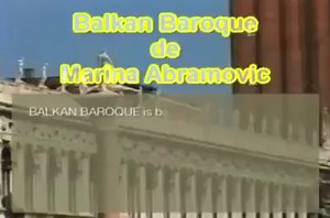 Marina Abramovic, Balkan Baroque,1997 esp/ita Una de las obras más famosas de Marina Abramović es Balkan Baroque, presentada en la Bienal de Venecia de 1997. En esta performance, la artista está sentada en un sótano lleno de huesos bovinos ensangrentados y malolientes, que limpia incesantemente de sangre y gusanos durante días cantando letanías y lamentaciones. La obra, que hacía referencia explícita a los horrores perpetuados en la guerra de los Balcanes (que se combatía en aquel entonces), fue
