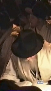 14K views · 745 reactions | Conclusion Of Yom Kippur 1990 At the conclusion of the Yom Kippur holiday, the Havdallah ceremony is conducted in 770 amongst the huge crowds, followed by the sanctification of the new moon blessing. | Jewish Educational Media - JEM | Facebook