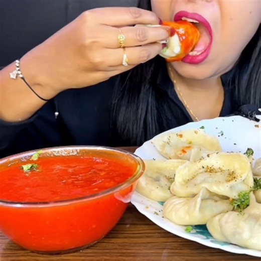 Spicy sause momo 😍🥵🍻 ‪@whatsupodisha‬#mukbang #eating #momo#streetfood #spicy #asmrfood