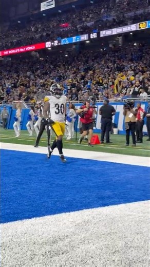 JAYLEN WARREN WITH HIS SECOND 45-YARD TD OF THE GAME #PITvsDET on CBS