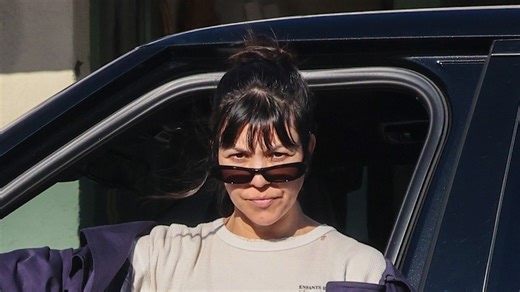 Makeup-free Kourtney Kardashian goes all-natural on takeout run in LA