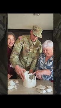 Soldat erfährt mit seiner Mutter, dass er Vater wird ❤️